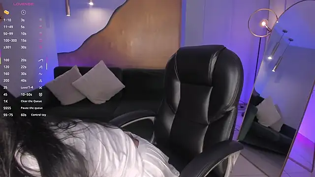 LizzHamilton   online show from January 12, 2026, 8:47 pm