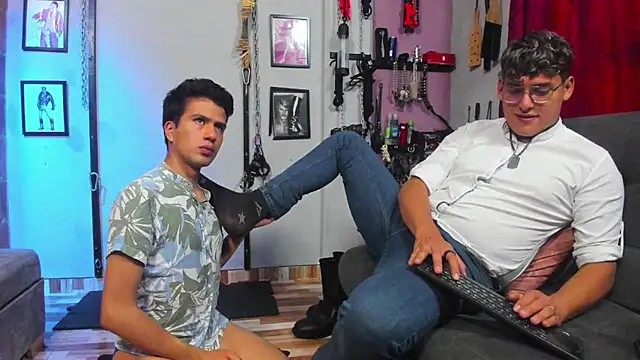 Snapshot of dom2travelersss chatting on February 21, 2025, 2:38 pm dom2travelersss online show from February 21, 2025, 2:38 pm