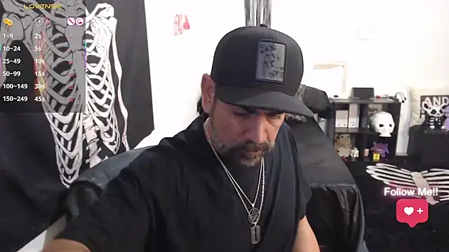 soyelcarlitos  online show from April 14, 2026, 5:24 am