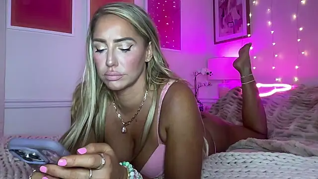 Snapshot of Fitnessbabe69 chatting on January 18, 2026, 7:12 am Fitnessbabe69 online show from January 18, 2026, 7:12 am