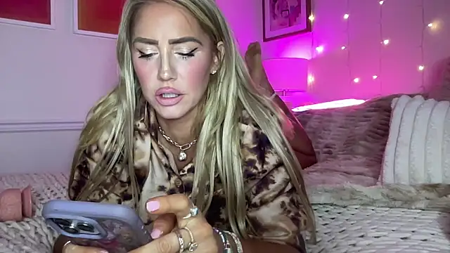 Snapshot of Fitnessbabe69 chatting on February 5, 2026, 12:21 pm Fitnessbabe69 online show from February 5, 2026, 12:21 pm