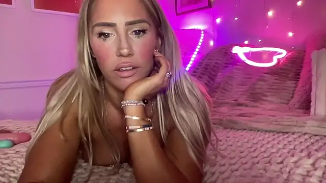 Snapshot of Fitnessbabe69 chatting on February 22, 2026, 8:24 am Fitnessbabe69 online show from February 22, 2026, 8:24 am